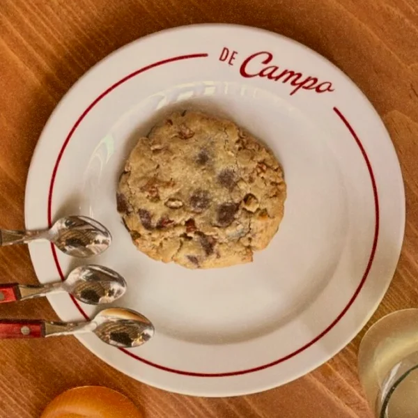 Galleta con chispas de chocolate en plato De Campo