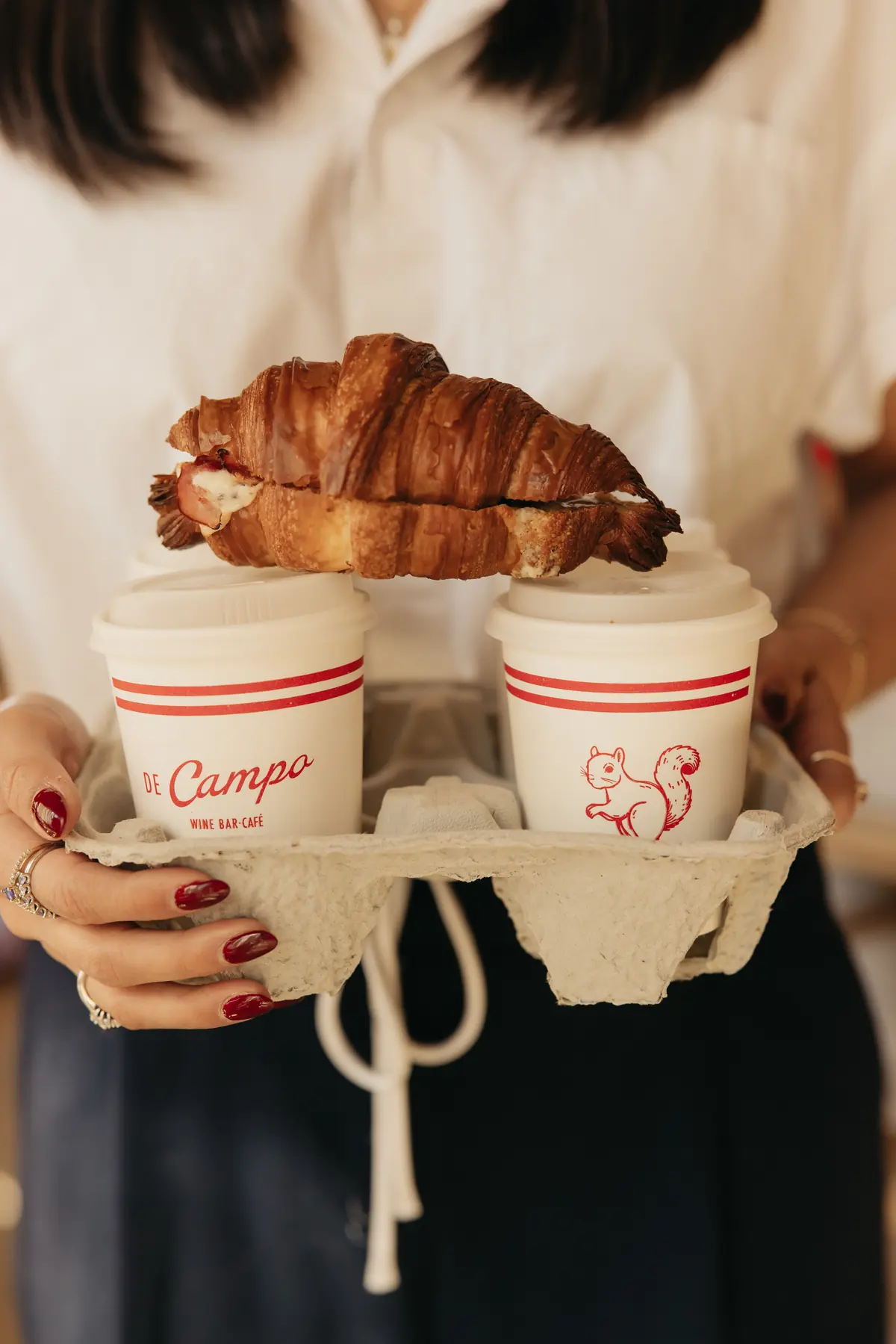 Dos cafés para llevar y un croissant