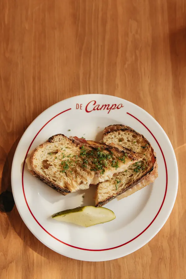 Pan tostado con guarnición