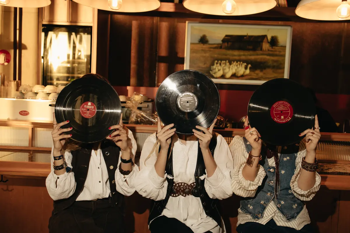 Amigos sosteniendo vinilos en el salón de De Campo